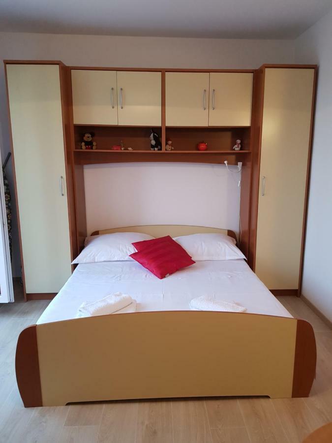 Beach Apartment Ana With Sea View, Balcony, Garden & Bbq, Murter - Dalmatia エクステリア 写真